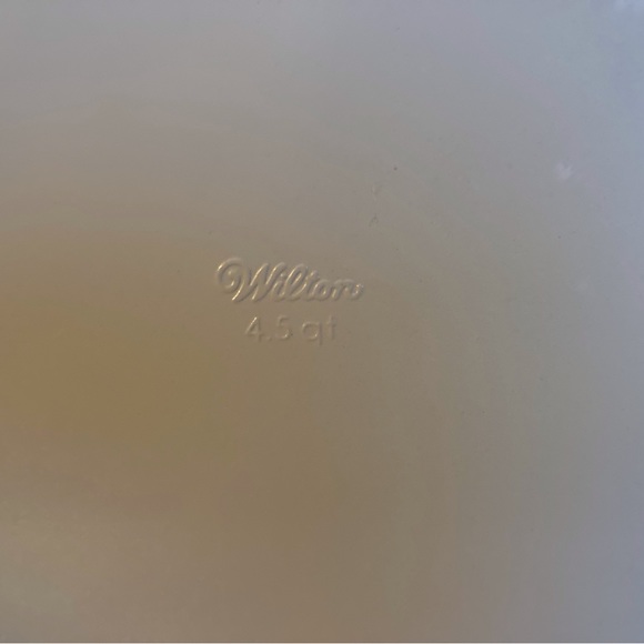 Wilton Large Casserole Fluted Pan Oven to the Table - Picture 3 of 3